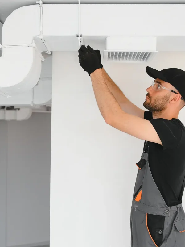 limpieza-de-la-ventilacion-especialista-en-el-trabajo-reparacion-del-sistema-de-ventilacion-hvac 1